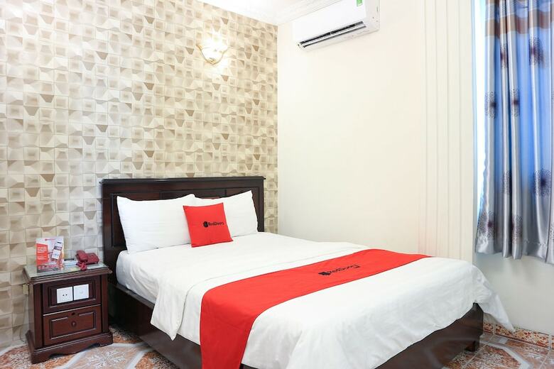 Hotel Reddoorz Plus Near Nowzone Plaza