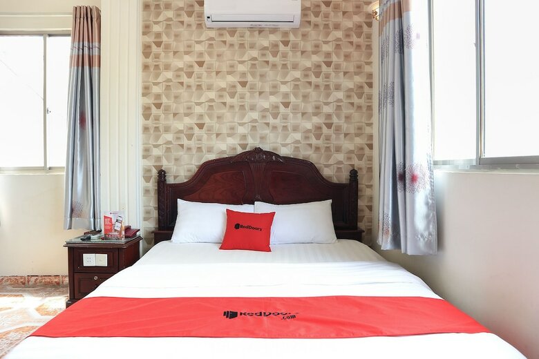 Hotel Reddoorz Plus Near Nowzone Plaza