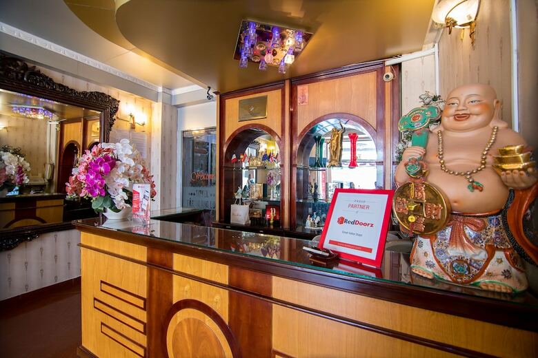 Hotel Reddoorz Plus Near Nowzone Plaza