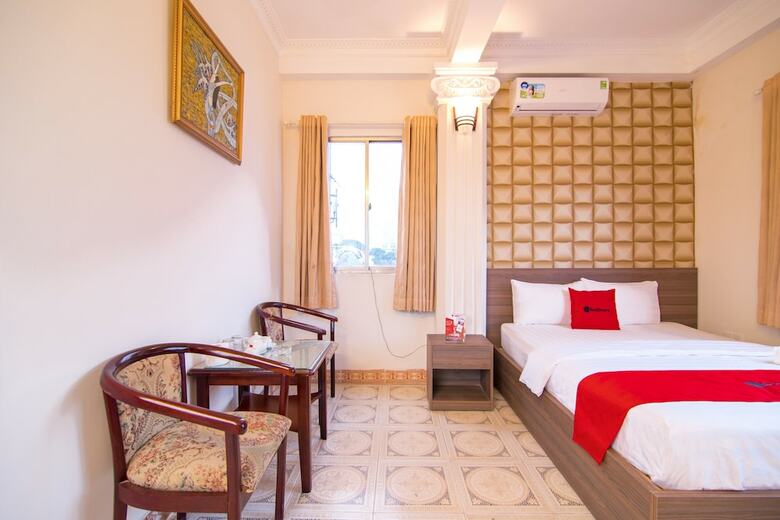 Hotel Reddoorz Plus Near Nowzone Plaza