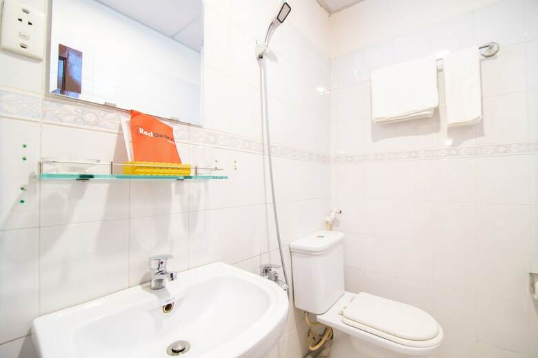 Hotel Reddoorz Plus Near Nowzone Plaza