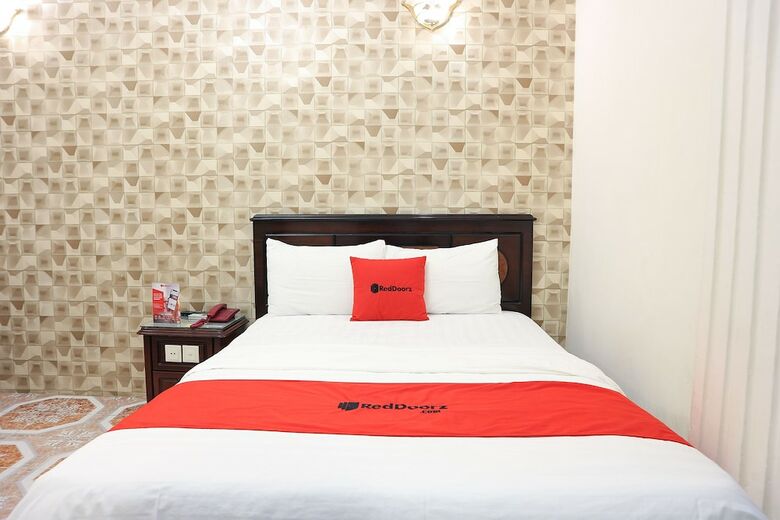Hotel Reddoorz Plus Near Nowzone Plaza