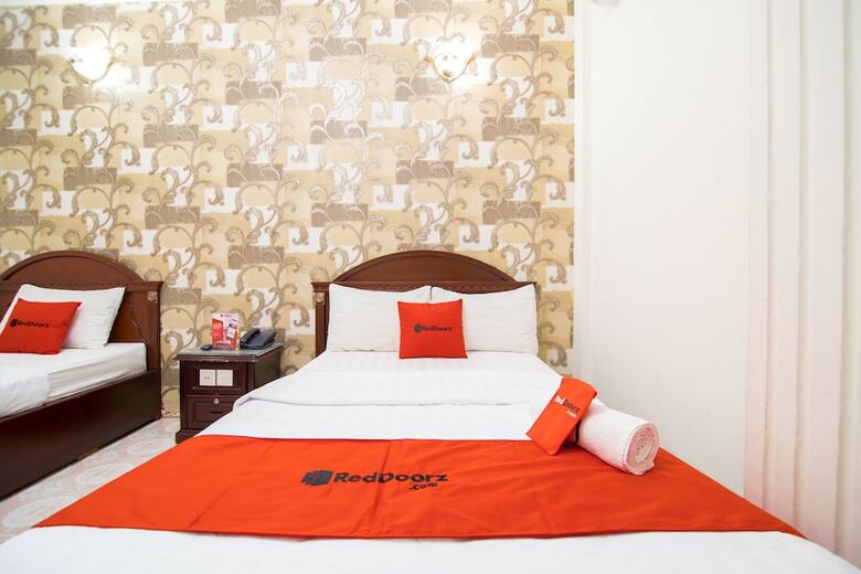 Hotel Reddoorz Plus Near Nowzone Plaza