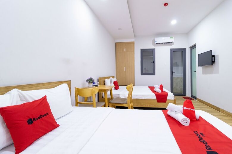 Hotel Reddoorz Plus Near E-town 2