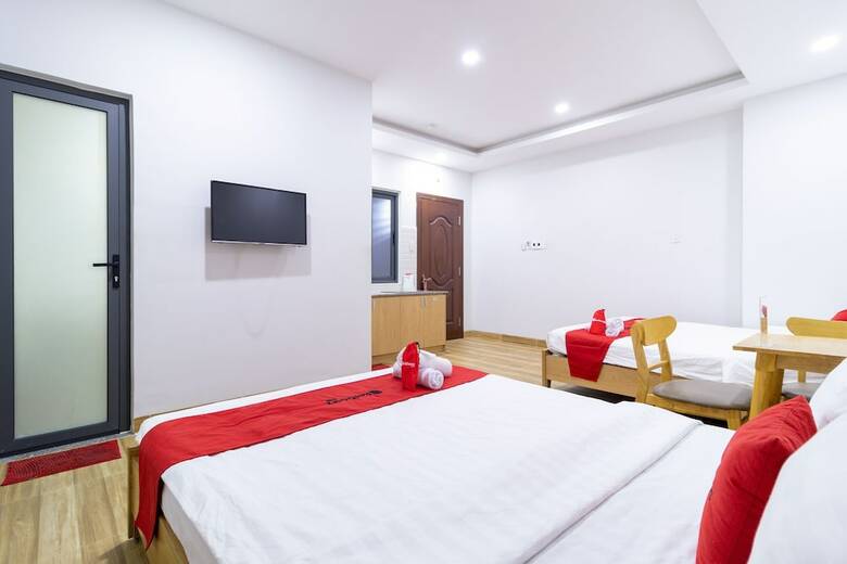 Hotel Reddoorz Plus Near E-town 2
