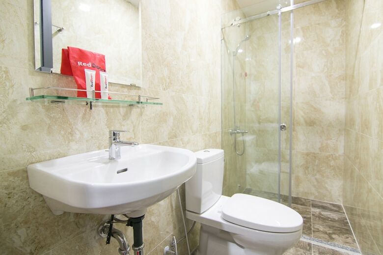 Hotel Reddoorz Plus Near E-town 2