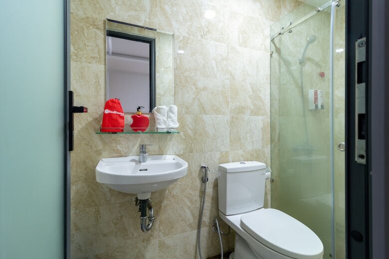 Hotel Reddoorz Plus Near E-town 2