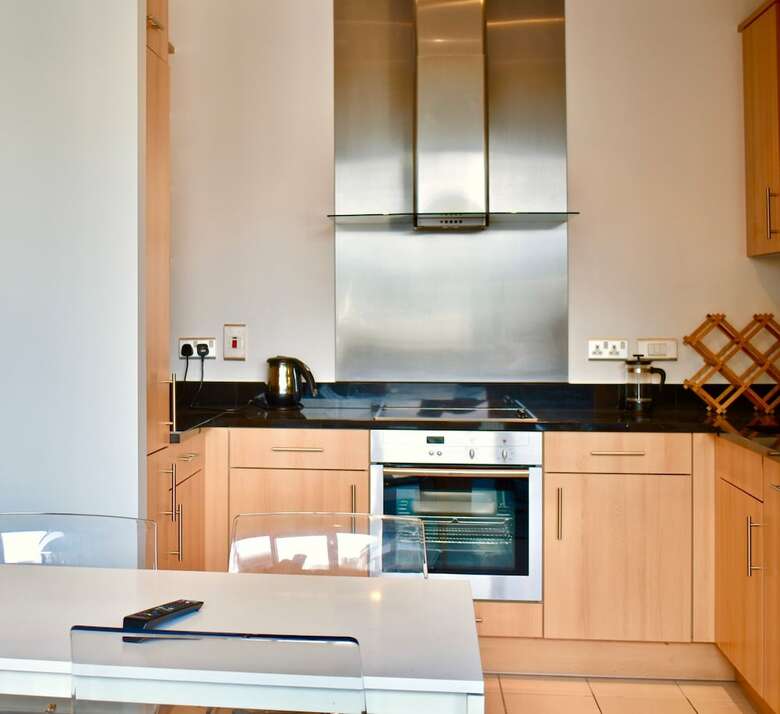2 Bedroom Apartment In Popular Docklands