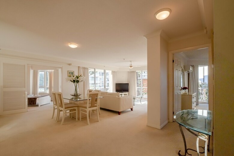 Resort-style Apartment Opposite Beach