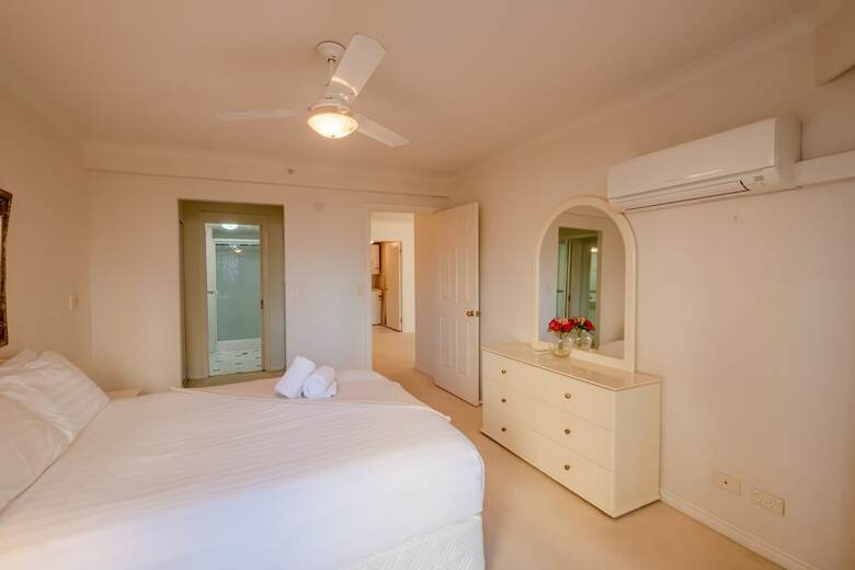 Resort-style Apartment Opposite Beach