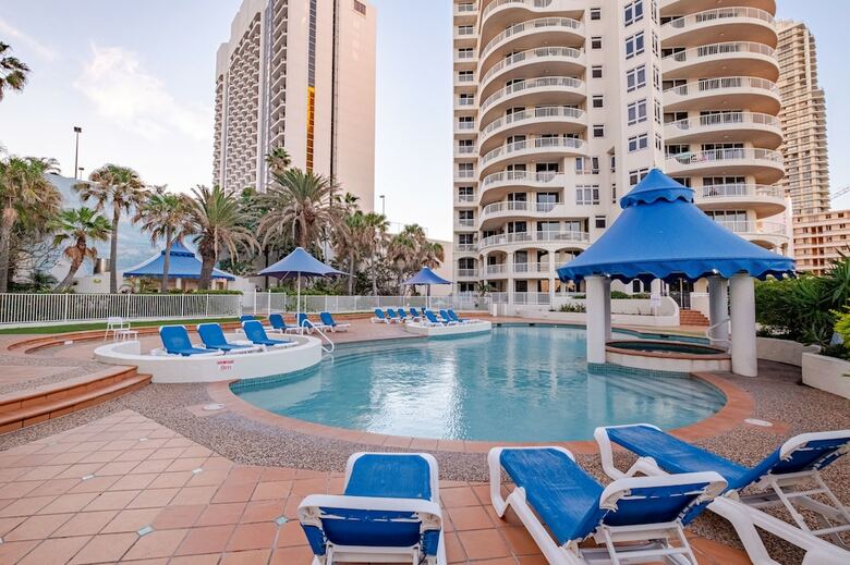 Resort-style Apartment Opposite Beach
