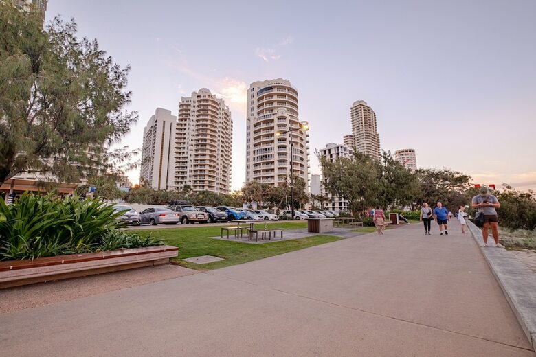 Resort-style Apartment Opposite Beach