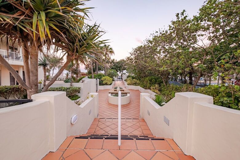 Resort-style Apartment Opposite Beach