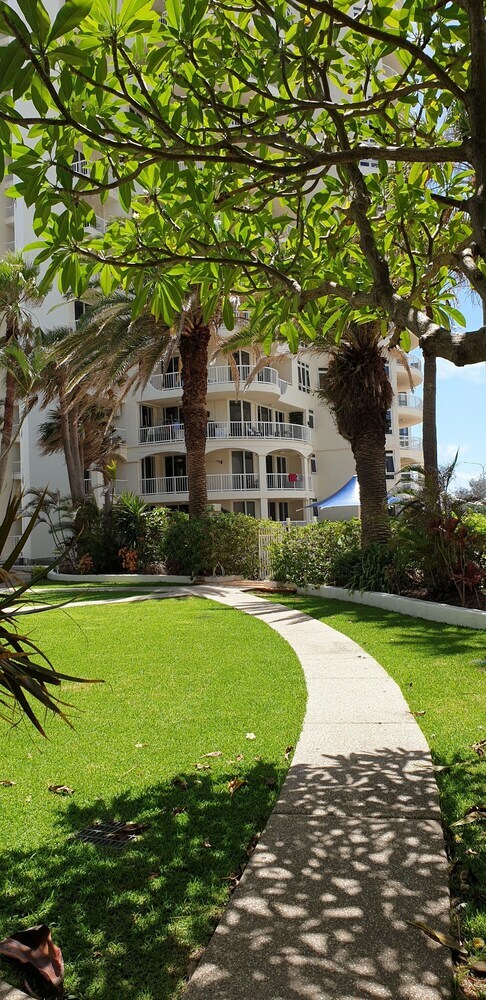 Resort-style Apartment Opposite Beach