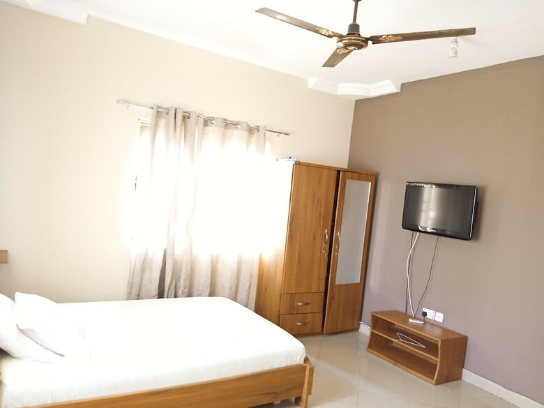Aparthotel Ronna Apartments At Lakeside Estates