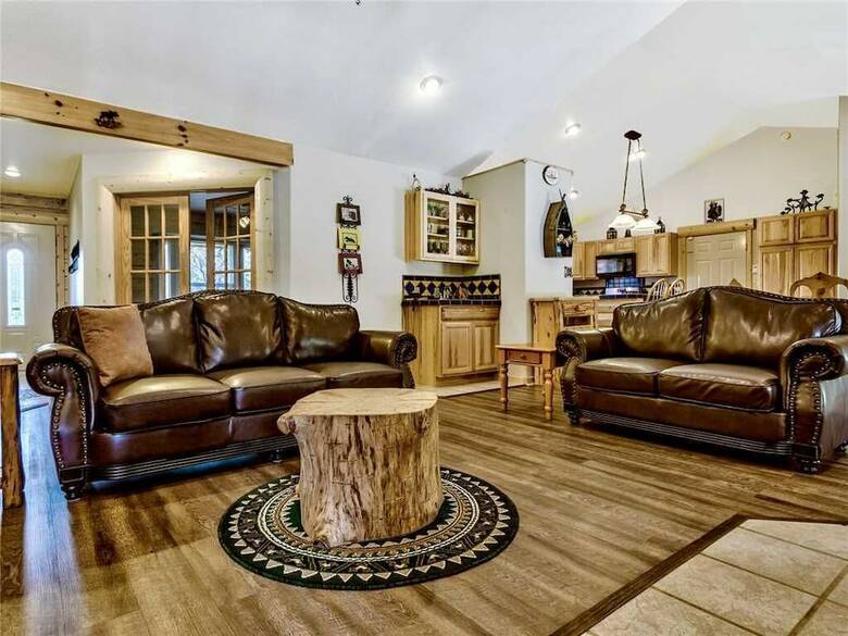 Log Heaven - Three Bedroom Cabin With Hot Tub