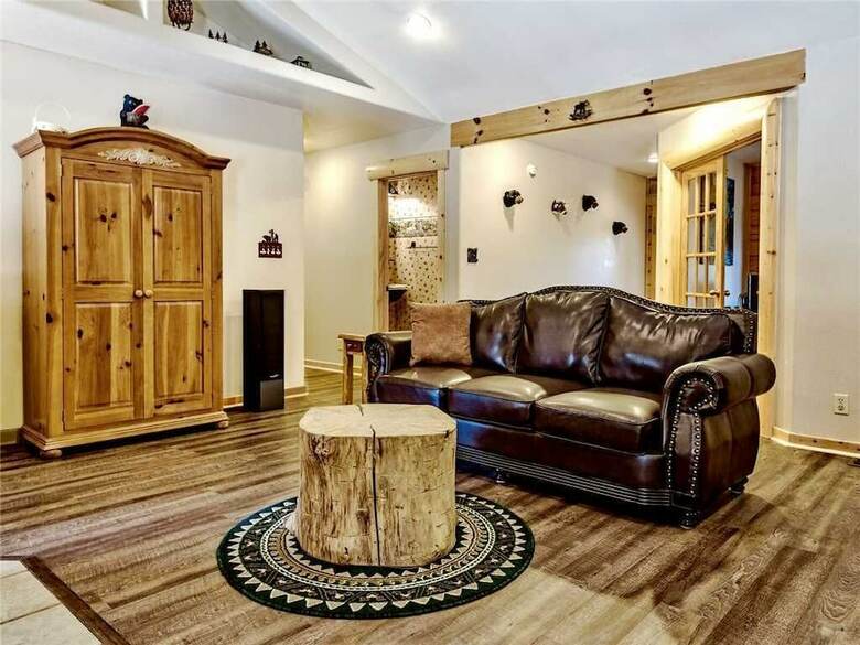 Log Heaven - Three Bedroom Cabin With Hot Tub