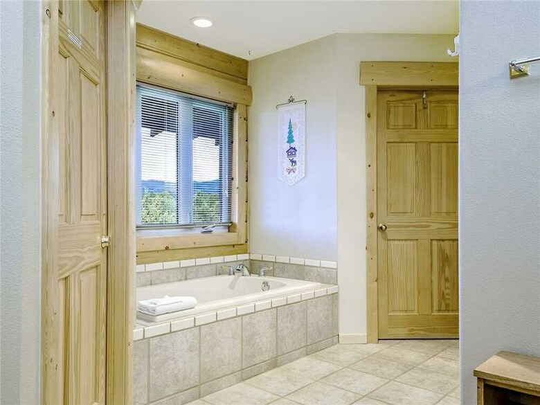 Log Heaven - Three Bedroom Cabin With Hot Tub