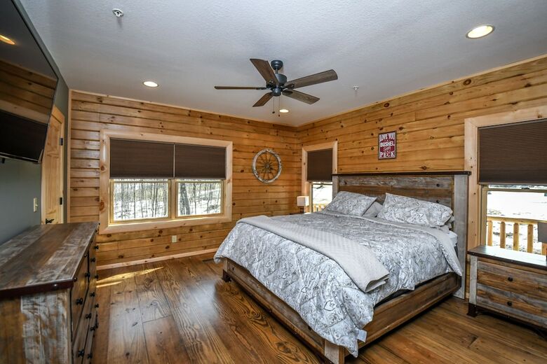 Footsteps From Fun 1 Bedroom House