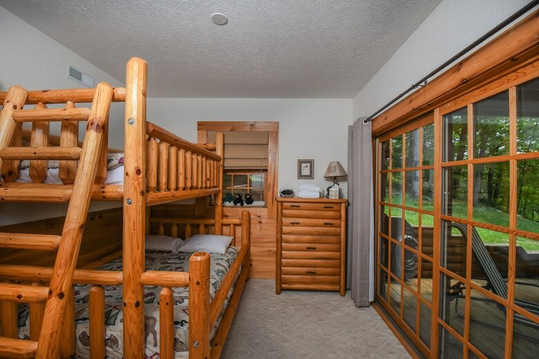 Old Bruin's Den 4 Bedroom House