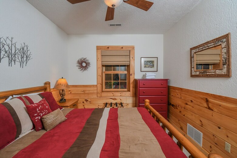 Old Bruin's Den 4 Bedroom House