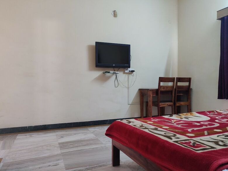 Hotel Leela Nikunj