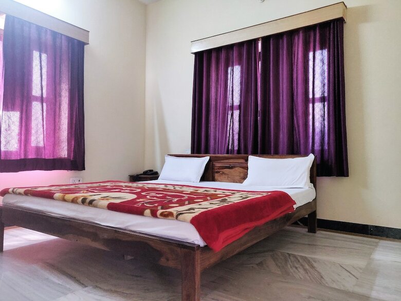 Hotel Leela Nikunj