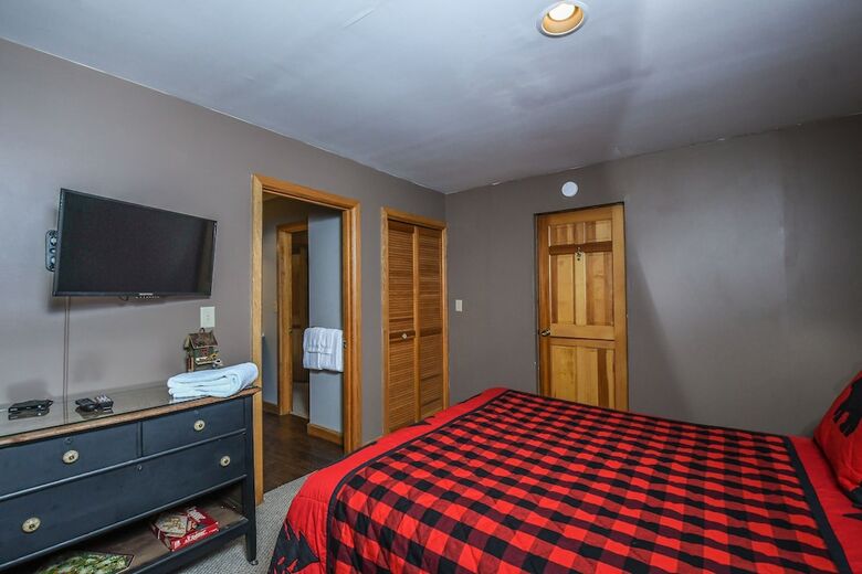 Lazy Bass Lodge 5 Bedroom House