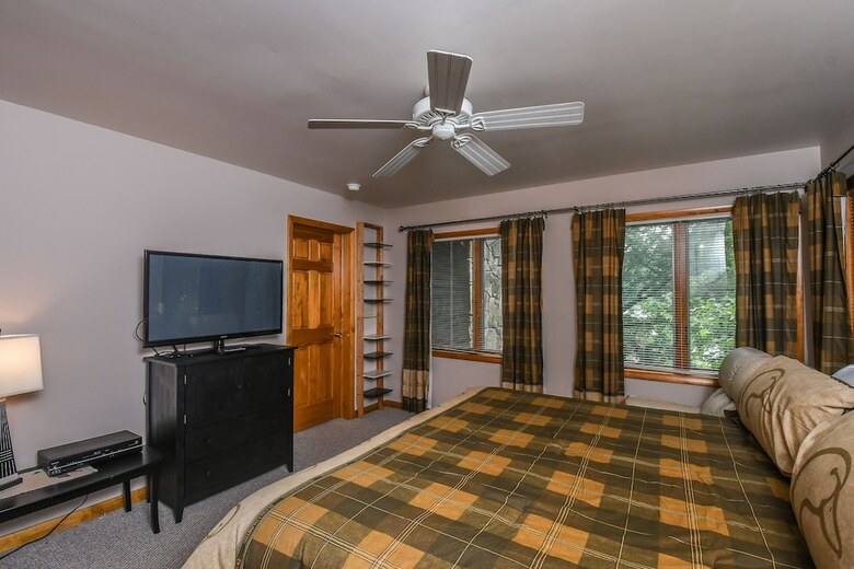 Lazy Bass Lodge 5 Bedroom House