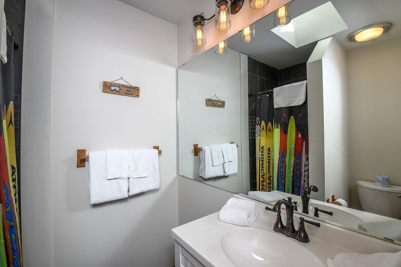 Lazy Bass Lodge 5 Bedroom House