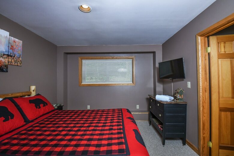 Lazy Bass Lodge 5 Bedroom House