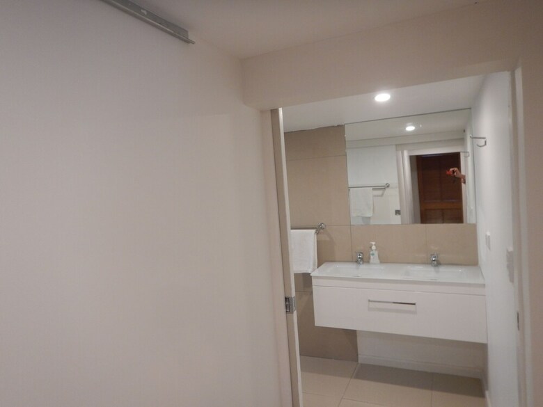 Spacious 2-storey Home By The Bay: Sleeps 12