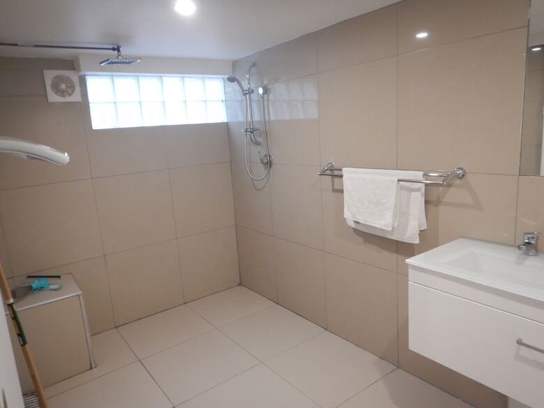 Spacious 2-storey Home By The Bay: Sleeps 12