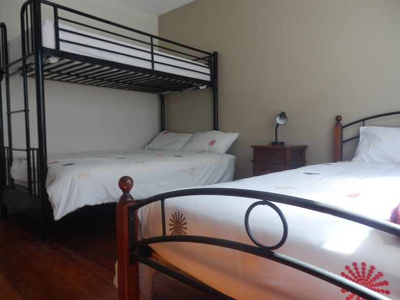 Spacious 2-storey Home By The Bay: Sleeps 12