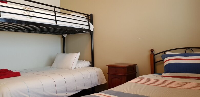 Spacious 2-storey Home By The Bay: Sleeps 12