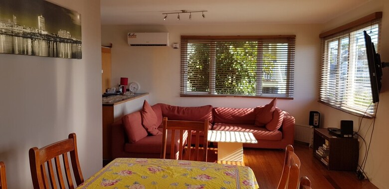 Spacious 2-storey Home By The Bay: Sleeps 12