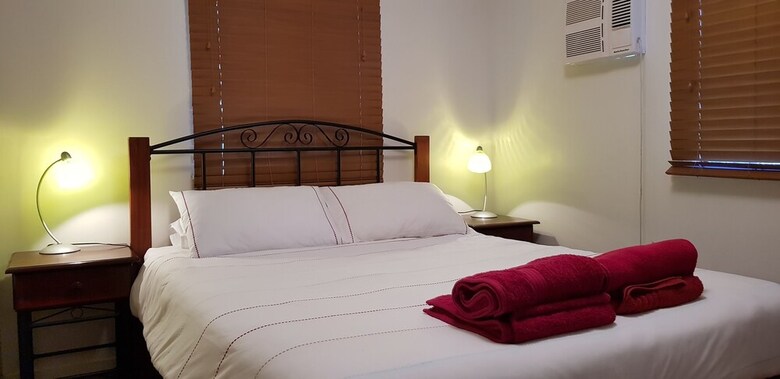 Spacious 2-storey Home By The Bay: Sleeps 12