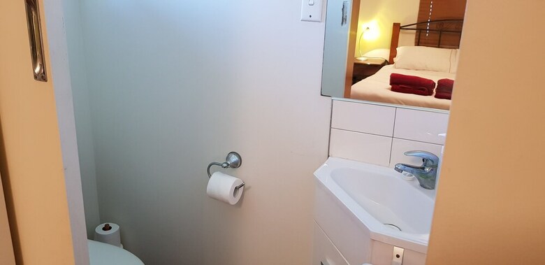 Spacious 2-storey Home By The Bay: Sleeps 12