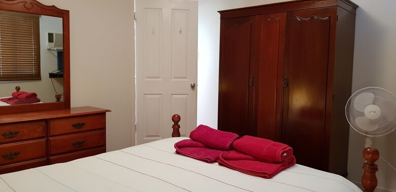 Spacious 2-storey Home By The Bay: Sleeps 12