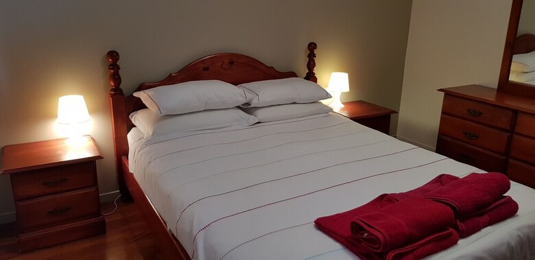 Spacious 2-storey Home By The Bay: Sleeps 12