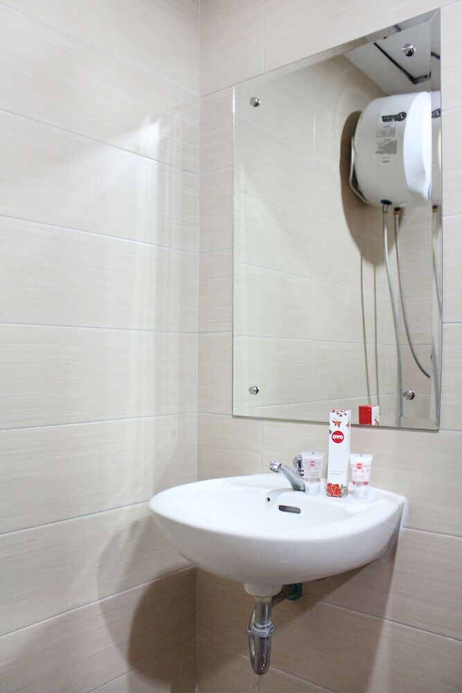 Hostal Oyo 266 Margonda Residence 5