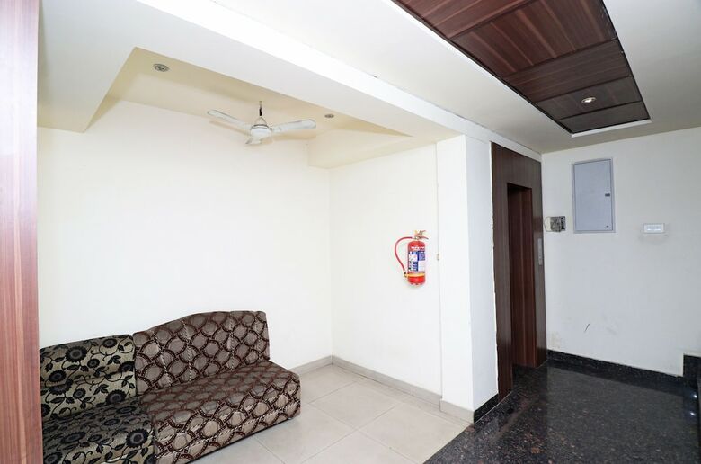 Hotel Oyo 24232 Mj International