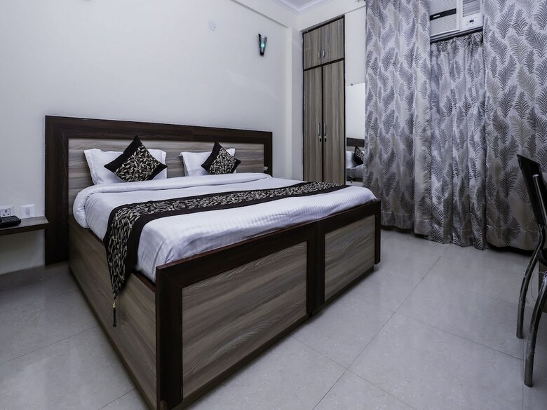 Oyo 23018 Hotel Expo Suites