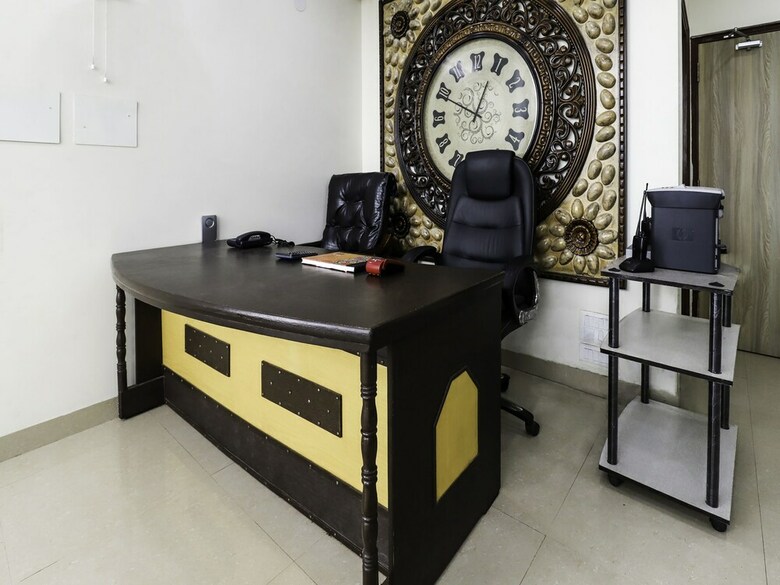 Oyo 23018 Hotel Expo Suites