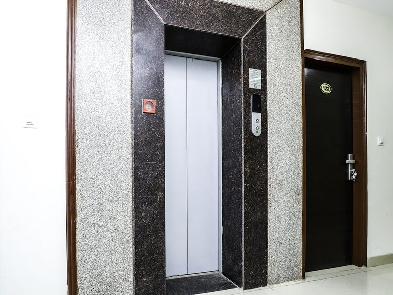 Oyo 23018 Hotel Expo Suites