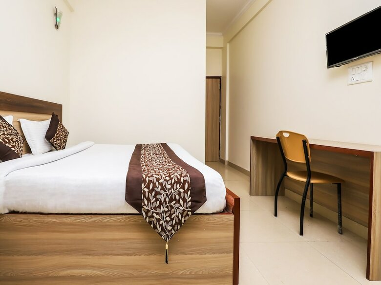 Oyo 23018 Hotel Expo Suites
