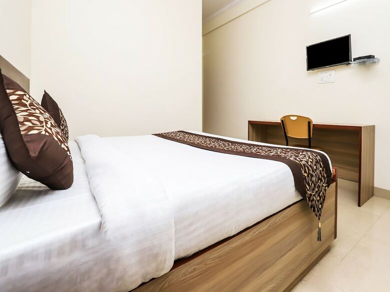 Oyo 23018 Hotel Expo Suites