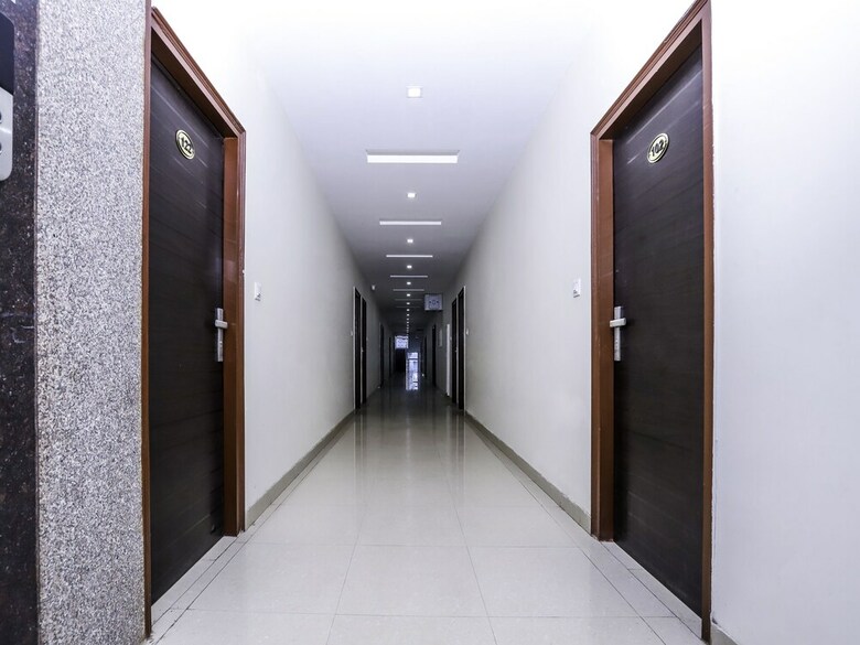 Oyo 23018 Hotel Expo Suites