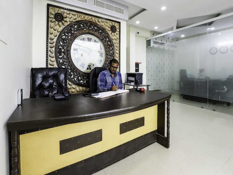 Oyo 23018 Hotel Expo Suites