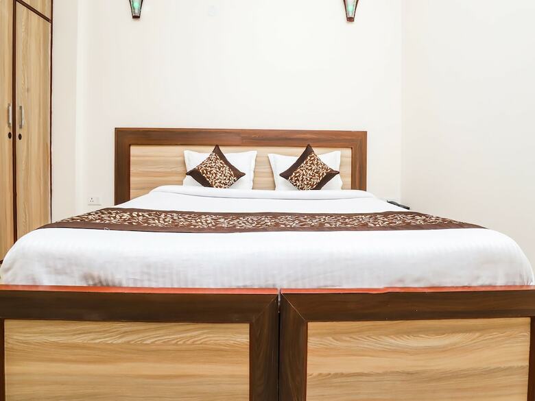 Oyo 23018 Hotel Expo Suites